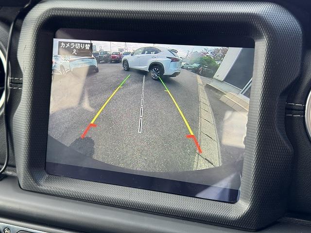 【カラーバックモニター】を装備しております。リアの映像がカラーで映し出されますので日々の駐車も安心安全です。