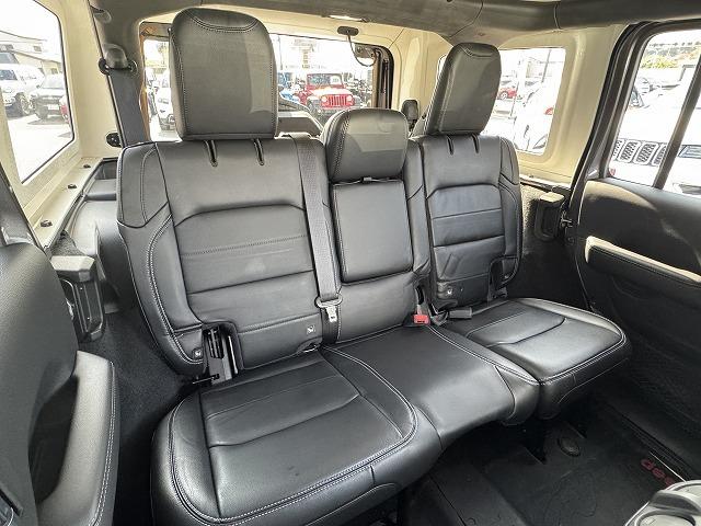 【セカンドシート】はリクライニング可能でくつろぎの空間。大人二人が乗っても十分なスペースが確保されております。