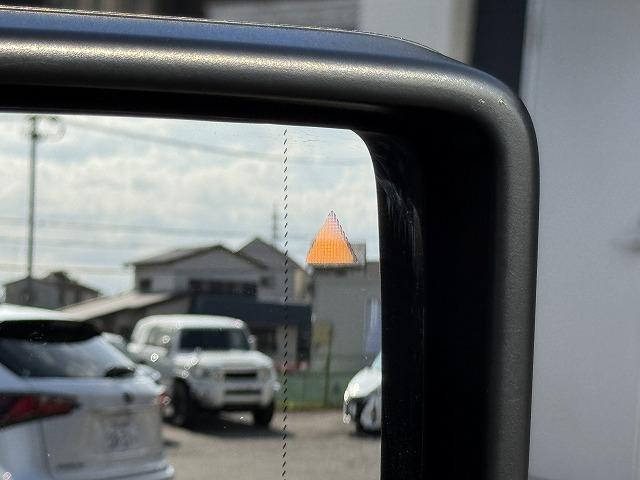 【ブラインドスポットモニター（ＢＳＭ）】車線変更時に車両後方から来る車両を検知し安全をサポートする装置です。