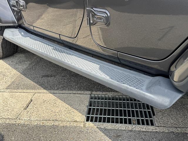 【サイドステップ】車に乗り降りするときに足を滑らせずに安定して乗り降りできるという利点があります。