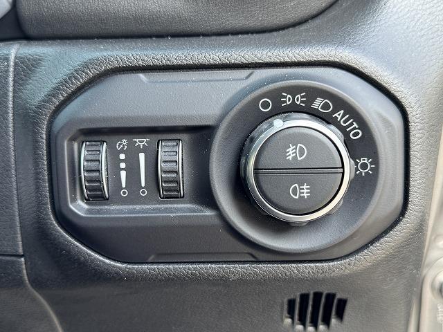 【オートライト】を搭載しております。トンネル走行時や暗くなると自動でヘッドライトが点灯します。