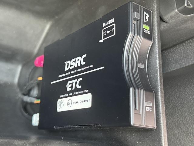 【ＥＴＣ車載器】を装備しておりますので、ご納車直後からの遠距離ドライブも可能です。土日の利用料金の割引や、朝夕の通行料金を割引料金で高速道路をお楽しみいただけます。