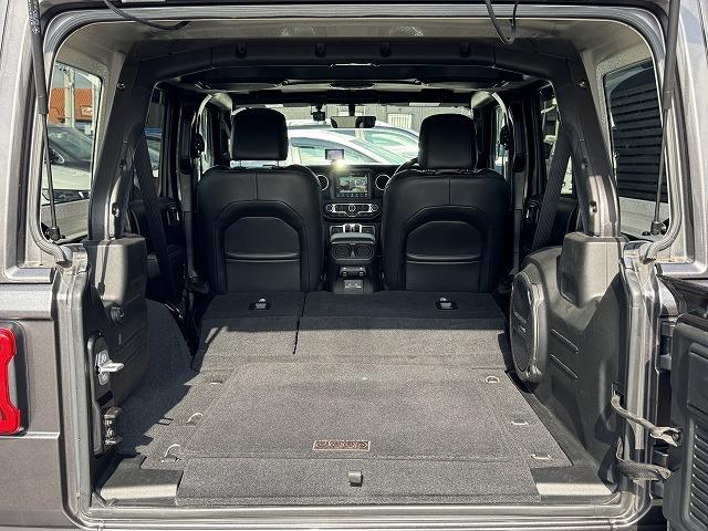 【ラゲッジルーム】大容量のスペースを確保。普段のお買い物からレジャーまで、幅広く活躍してくれます！リアシートを倒すことでバリエーション豊かにお使いいただけます。