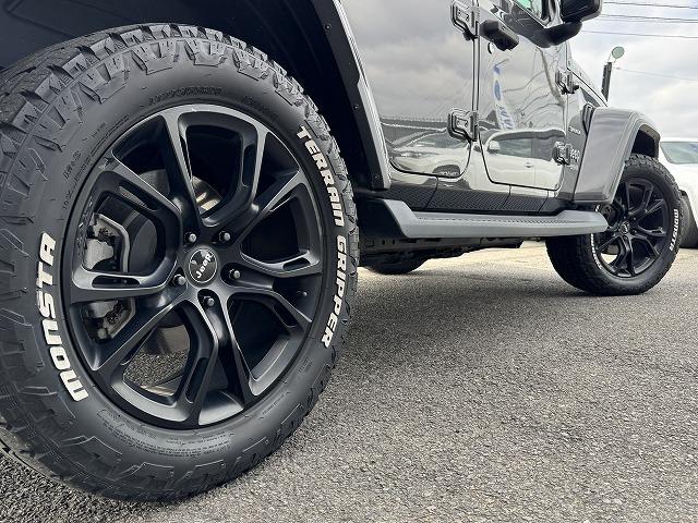 【ＳＲＴ２０インチアルミホイール】外観にマッチしたアルミホイールを装着しております。各種社外アルミホイールや、スタッドレスタイヤも取扱いしております。是非ご相談ください♪