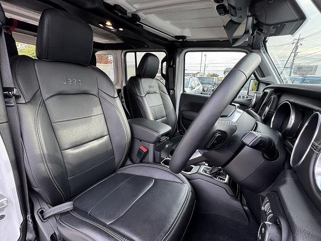 高級感あふれる【本革シート】を装備。見た目の高級感とより上質な座り心地をお楽しみください。リセール・査定アップも見込める人気オプションです！