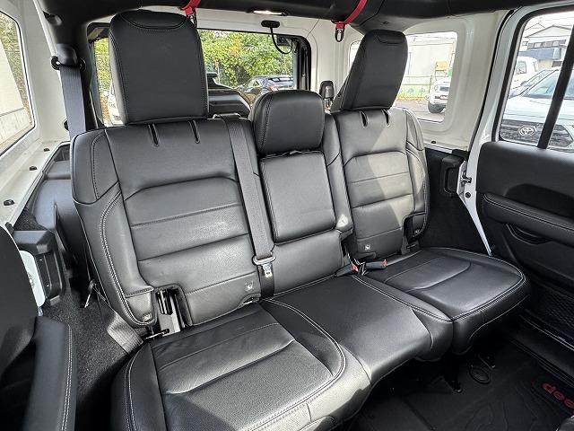 【セカンドシート】はリクライニング可能でくつろぎの空間。大人二人が乗っても十分なスペースが確保されております。