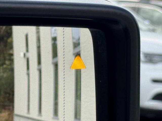 【ブラインドスポットモニター（ＢＳＭ）】車線変更時に車両後方から来る車両を検知し安全をサポートする装置です。