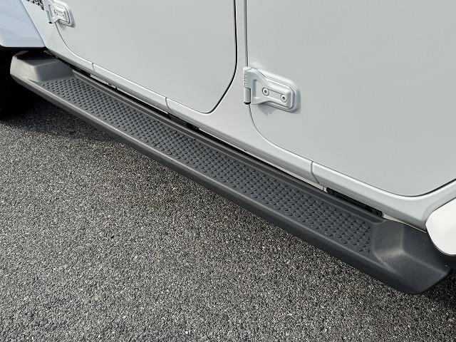 【サイドステップ】車に乗り降りするときに足を滑らせずに安定して乗り降りできるという利点があります。