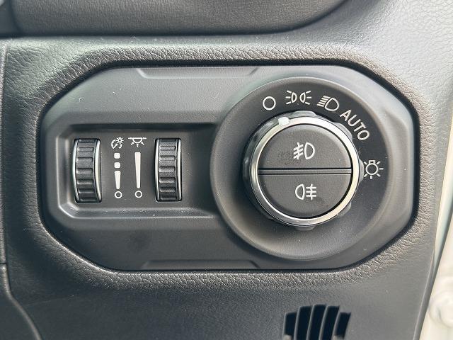 【オートライト】を搭載しております。トンネル走行時や暗くなると自動でヘッドライトが点灯します。