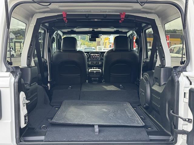 【ラゲッジルーム】大容量のスペースを確保。普段のお買い物からレジャーまで、幅広く活躍してくれます！リアシートを倒すことでバリエーション豊かにお使いいただけます。