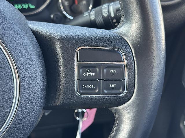 ジープ・ラングラーアンリミテッド スポーツ クルーズコントロール ナビTV サイド・バックカメラ サイドステップ ステアリングスイッチ 純正17インチアルミ ダウンヒルアシスト キーレスエントリー ドライブレコーダー ETC CD/DVD再生(5枚目)