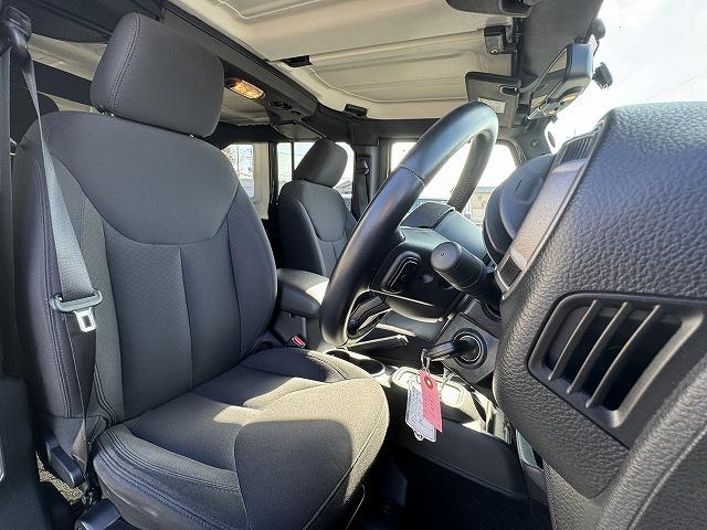 ジープ・ラングラーアンリミテッド スポーツ クルーズコントロール ナビTV サイド・バックカメラ サイドステップ ステアリングスイッチ 純正17インチアルミ ダウンヒルアシスト キーレスエントリー ドライブレコーダー ETC CD/DVD再生(6枚目)