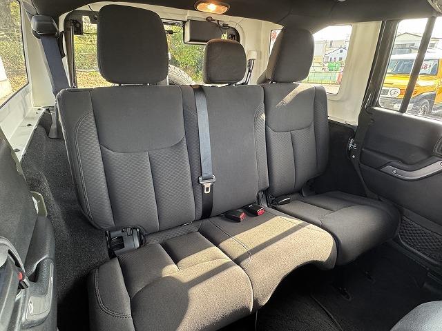 ジープ・ラングラーアンリミテッド スポーツ クルーズコントロール ナビTV サイド・バックカメラ サイドステップ ステアリングスイッチ 純正17インチアルミ ダウンヒルアシスト キーレスエントリー ドライブレコーダー ETC CD/DVD再生(7枚目)