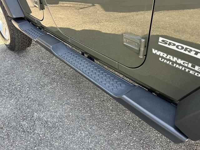 ジープ・ラングラーアンリミテッド スポーツ クルーズコントロール ナビTV サイド・バックカメラ サイドステップ ステアリングスイッチ 純正17インチアルミ ダウンヒルアシスト キーレスエントリー ドライブレコーダー ETC CD/DVD再生(8枚目)