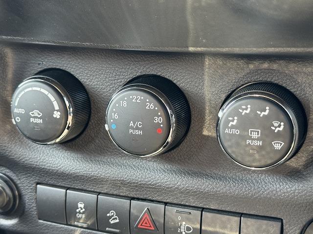 ジープ・ラングラーアンリミテッド スポーツ クルーズコントロール ナビTV サイド・バックカメラ サイドステップ ステアリングスイッチ 純正17インチアルミ ダウンヒルアシスト キーレスエントリー ドライブレコーダー ETC CD/DVD再生(9枚目)