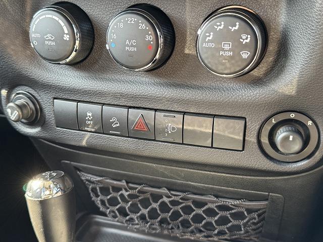 ジープ・ラングラーアンリミテッド スポーツ クルーズコントロール ナビTV サイド・バックカメラ サイドステップ ステアリングスイッチ 純正17インチアルミ ダウンヒルアシスト キーレスエントリー ドライブレコーダー ETC CD/DVD再生(10枚目)