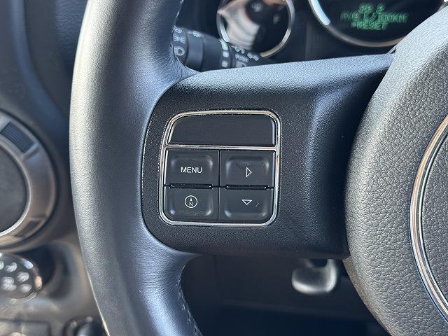 ジープ・ラングラーアンリミテッド スポーツ クルーズコントロール ナビTV サイド・バックカメラ サイドステップ ステアリングスイッチ 純正17インチアルミ ダウンヒルアシスト キーレスエントリー ドライブレコーダー ETC CD/DVD再生(11枚目)