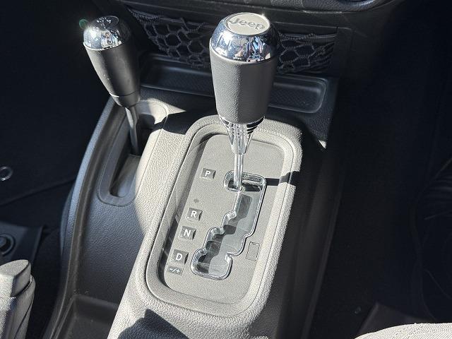 ジープ・ラングラーアンリミテッド スポーツ クルーズコントロール ナビTV サイド・バックカメラ サイドステップ ステアリングスイッチ 純正17インチアルミ ダウンヒルアシスト キーレスエントリー ドライブレコーダー ETC CD/DVD再生(13枚目)