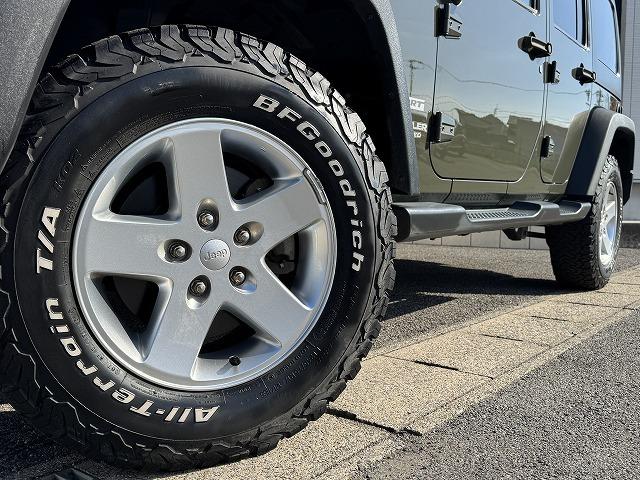 ジープ・ラングラーアンリミテッド スポーツ クルーズコントロール ナビTV サイド・バックカメラ サイドステップ ステアリングスイッチ 純正17インチアルミ ダウンヒルアシスト キーレスエントリー ドライブレコーダー ETC CD/DVD再生(28枚目)