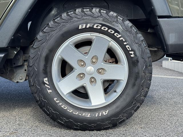 ジープ・ラングラーアンリミテッド スポーツ クルーズコントロール ナビTV サイド・バックカメラ サイドステップ ステアリングスイッチ 純正17インチアルミ ダウンヒルアシスト キーレスエントリー ドライブレコーダー ETC CD/DVD再生(30枚目)