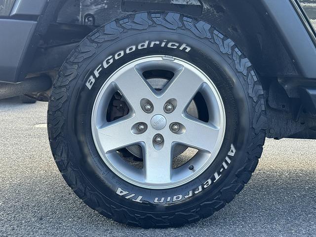 ジープ・ラングラーアンリミテッド スポーツ クルーズコントロール ナビTV サイド・バックカメラ サイドステップ ステアリングスイッチ 純正17インチアルミ ダウンヒルアシスト キーレスエントリー ドライブレコーダー ETC CD/DVD再生(31枚目)