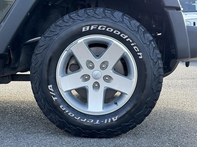 ジープ・ラングラーアンリミテッド スポーツ クルーズコントロール ナビTV サイド・バックカメラ サイドステップ ステアリングスイッチ 純正17インチアルミ ダウンヒルアシスト キーレスエントリー ドライブレコーダー ETC CD/DVD再生(32枚目)