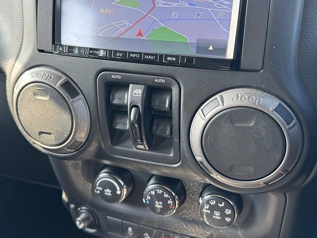 ジープ・ラングラーアンリミテッド スポーツ クルーズコントロール ナビTV サイド・バックカメラ サイドステップ ステアリングスイッチ 純正17インチアルミ ダウンヒルアシスト キーレスエントリー ドライブレコーダー ETC CD/DVD再生(52枚目)