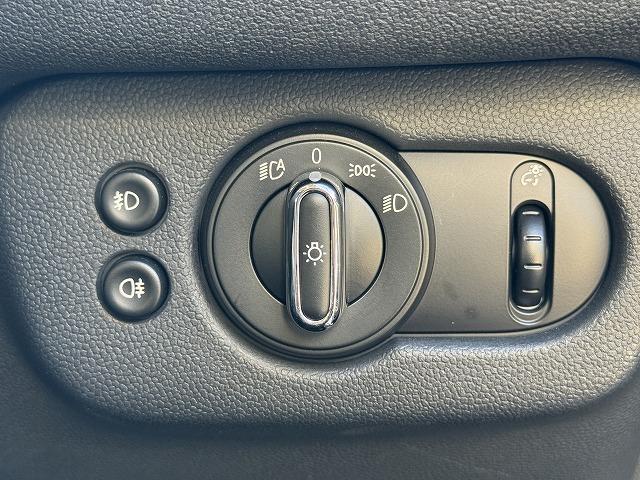 ＭＩＮＩ クーパーＳＤ　クラブマン　ＹＯＵＲＳパッケージ　ｈａｒｍａｎ／ｋａｒｄｏｎスピーカー　レーダークルーズコントロール　黒革　シートヒーター　電動シート　シートメモリー　電動パーキング　純正ナビ　純正１８インチアルミ　ＬＥＤヘッド（13枚目）