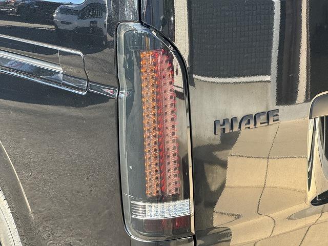 ハイエースバン ロングスーパーＧＬ　純正ナビＴＶ　社外リアテール　フリップダウンモニター　デジタルインナーミラー　バックカメラ　ＬＥＤヘッド　ステアリングスイッチ　Ｂｌｕｅｔｏｏｔｈ接続　ＣＤ／ＤＶＤ再生　ミュージックサーバー　ＥＴＣ（3枚目）