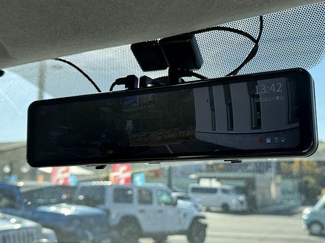 ハイエースバン ロングスーパーＧＬ　純正ナビＴＶ　社外リアテール　フリップダウンモニター　デジタルインナーミラー　バックカメラ　ＬＥＤヘッド　ステアリングスイッチ　Ｂｌｕｅｔｏｏｔｈ接続　ＣＤ／ＤＶＤ再生　ミュージックサーバー　ＥＴＣ（5枚目）