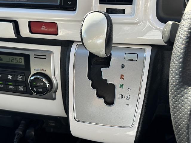 ハイエースバン ロングスーパーＧＬ　純正ナビＴＶ　社外リアテール　フリップダウンモニター　デジタルインナーミラー　バックカメラ　ＬＥＤヘッド　ステアリングスイッチ　Ｂｌｕｅｔｏｏｔｈ接続　ＣＤ／ＤＶＤ再生　ミュージックサーバー　ＥＴＣ（14枚目）