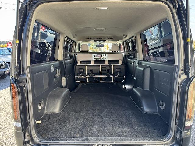 ハイエースバン ロングスーパーＧＬ　純正ナビＴＶ　社外リアテール　フリップダウンモニター　デジタルインナーミラー　バックカメラ　ＬＥＤヘッド　ステアリングスイッチ　Ｂｌｕｅｔｏｏｔｈ接続　ＣＤ／ＤＶＤ再生　ミュージックサーバー　ＥＴＣ（17枚目）