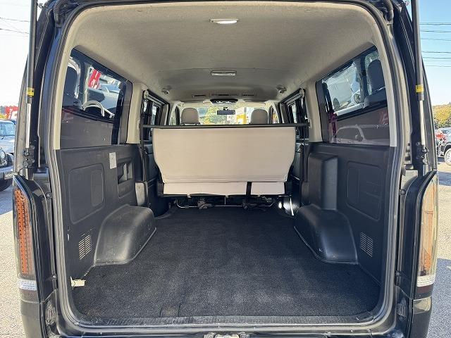 ハイエースバン ロングスーパーＧＬ　純正ナビＴＶ　社外リアテール　フリップダウンモニター　デジタルインナーミラー　バックカメラ　ＬＥＤヘッド　ステアリングスイッチ　Ｂｌｕｅｔｏｏｔｈ接続　ＣＤ／ＤＶＤ再生　ミュージックサーバー　ＥＴＣ（45枚目）