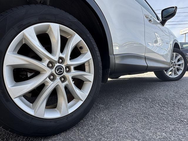 ＣＸ－５ ＸＤ　ＢＯＳＥサウンドスピーカー　社外ナビＴＶ　純正１９インチアルミホイール　サイド・バックカメラ　ＨＩＤヘッド　オートライト　ステアリングスイッチ　スマートキー　アイドリングストップ　オートライト　ＥＴＣ（19枚目）