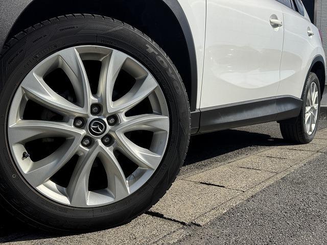 ＣＸ－５ ＸＤ　ＢＯＳＥサウンドスピーカー　社外ナビＴＶ　純正１９インチアルミホイール　サイド・バックカメラ　ＨＩＤヘッド　オートライト　ステアリングスイッチ　スマートキー　アイドリングストップ　オートライト　ＥＴＣ（28枚目）