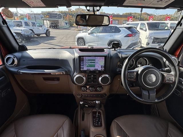 ジープ・ラングラーアンリミテッド サハラ　純正８型ナビＴＶ　ＡＬＰＩＮＥスピーカー　クルーズコントロール　革シート　リクライニングキット　ＸＴＲＥＭＥ－Ｊ１８インチアルミ　シートヒーター　サイドステップ　サイド・バックカメラ　ＢＴ接続　ＥＴＣ（2枚目）