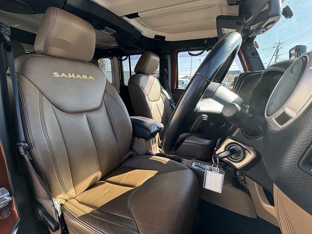 ジープ・ラングラーアンリミテッド サハラ　純正８型ナビＴＶ　ＡＬＰＩＮＥスピーカー　クルーズコントロール　革シート　リクライニングキット　ＸＴＲＥＭＥ－Ｊ１８インチアルミ　シートヒーター　サイドステップ　サイド・バックカメラ　ＢＴ接続　ＥＴＣ（6枚目）