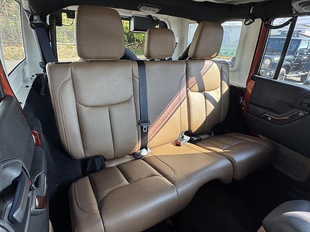 ジープ・ラングラーアンリミテッド サハラ　純正８型ナビＴＶ　ＡＬＰＩＮＥスピーカー　クルーズコントロール　革シート　リクライニングキット　ＸＴＲＥＭＥ－Ｊ１８インチアルミ　シートヒーター　サイドステップ　サイド・バックカメラ　ＢＴ接続　ＥＴＣ（7枚目）