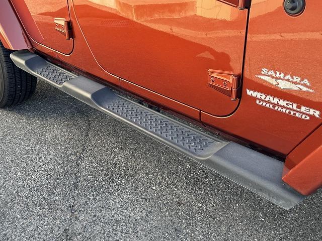 ジープ・ラングラーアンリミテッド サハラ　純正８型ナビＴＶ　ＡＬＰＩＮＥスピーカー　クルーズコントロール　革シート　リクライニングキット　ＸＴＲＥＭＥ－Ｊ１８インチアルミ　シートヒーター　サイドステップ　サイド・バックカメラ　ＢＴ接続　ＥＴＣ（11枚目）