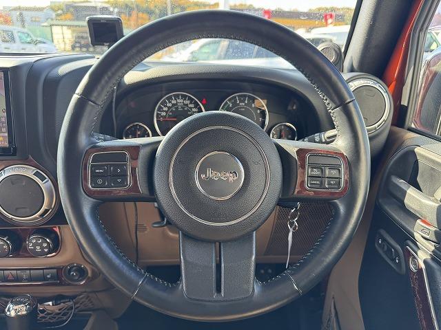 ジープ・ラングラーアンリミテッド サハラ　純正８型ナビＴＶ　ＡＬＰＩＮＥスピーカー　クルーズコントロール　革シート　リクライニングキット　ＸＴＲＥＭＥ－Ｊ１８インチアルミ　シートヒーター　サイドステップ　サイド・バックカメラ　ＢＴ接続　ＥＴＣ（13枚目）