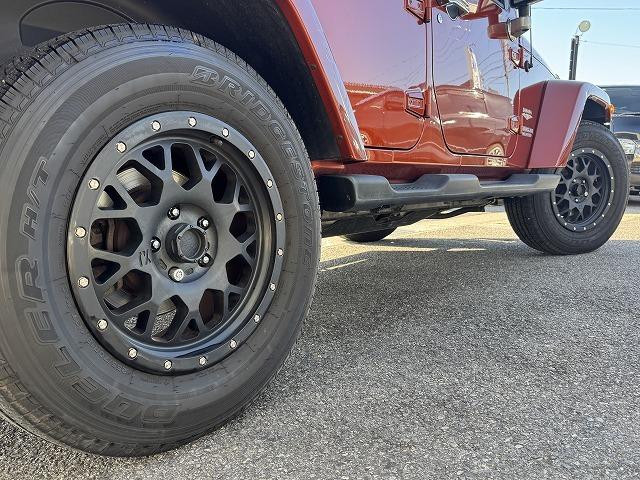 ジープ・ラングラーアンリミテッド サハラ　純正８型ナビＴＶ　ＡＬＰＩＮＥスピーカー　クルーズコントロール　革シート　リクライニングキット　ＸＴＲＥＭＥ－Ｊ１８インチアルミ　シートヒーター　サイドステップ　サイド・バックカメラ　ＢＴ接続　ＥＴＣ（19枚目）