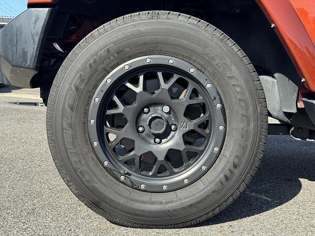 ジープ・ラングラーアンリミテッド サハラ　純正８型ナビＴＶ　ＡＬＰＩＮＥスピーカー　クルーズコントロール　革シート　リクライニングキット　ＸＴＲＥＭＥ－Ｊ１８インチアルミ　シートヒーター　サイドステップ　サイド・バックカメラ　ＢＴ接続　ＥＴＣ（28枚目）