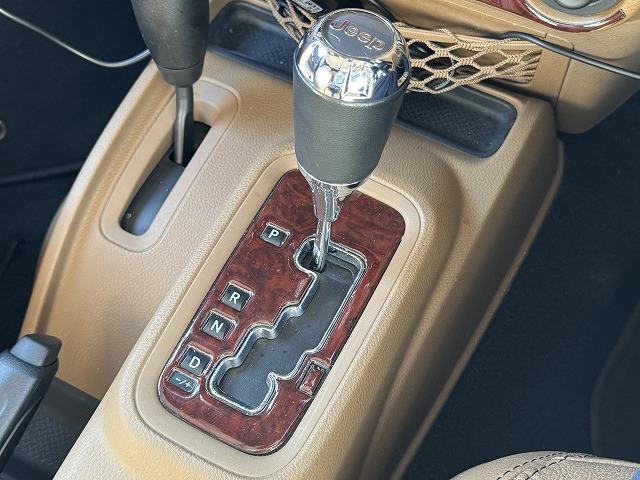 ジープ・ラングラーアンリミテッド サハラ　純正８型ナビＴＶ　ＡＬＰＩＮＥスピーカー　クルーズコントロール　革シート　リクライニングキット　ＸＴＲＥＭＥ－Ｊ１８インチアルミ　シートヒーター　サイドステップ　サイド・バックカメラ　ＢＴ接続　ＥＴＣ（59枚目）