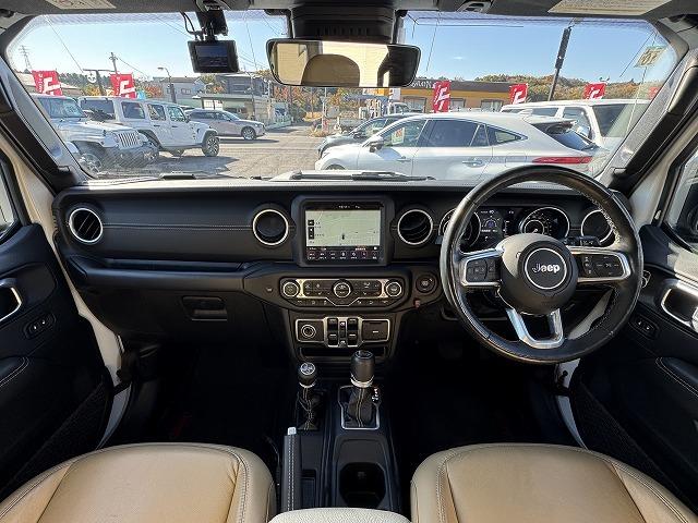 ジープ・ラングラーアンリミテッド サハラ　ＡｐｐｌｅＣａｒＰｌａｙ　ＡＬＰＩＮＥスピーカー　レーダークルーズコントロール　ブラインドスポットモニター　クリアランスソナー　革シート　シートヒーター　フロント・サイド・バックカメラ　ＡＣ１００Ｖ（2枚目）