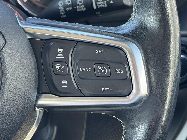 ジープ・ラングラーアンリミテッド サハラ　ＡｐｐｌｅＣａｒＰｌａｙ　ＡＬＰＩＮＥスピーカー　レーダークルーズコントロール　ブラインドスポットモニター　クリアランスソナー　革シート　シートヒーター　フロント・サイド・バックカメラ　ＡＣ１００Ｖ（4枚目）