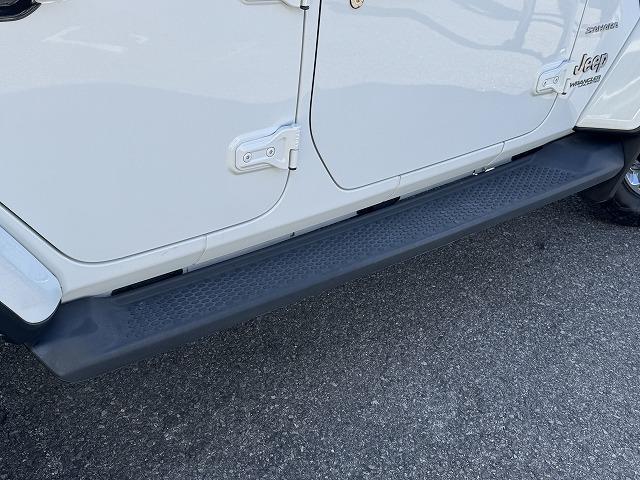ジープ・ラングラーアンリミテッド サハラ　ＡｐｐｌｅＣａｒＰｌａｙ　ＡＬＰＩＮＥスピーカー　レーダークルーズコントロール　ブラインドスポットモニター　クリアランスソナー　革シート　シートヒーター　フロント・サイド・バックカメラ　ＡＣ１００Ｖ（8枚目）