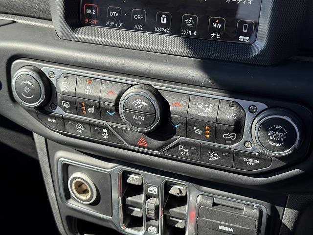 ジープ・ラングラーアンリミテッド サハラ　ＡｐｐｌｅＣａｒＰｌａｙ　ＡＬＰＩＮＥスピーカー　レーダークルーズコントロール　ブラインドスポットモニター　クリアランスソナー　革シート　シートヒーター　フロント・サイド・バックカメラ　ＡＣ１００Ｖ（10枚目）