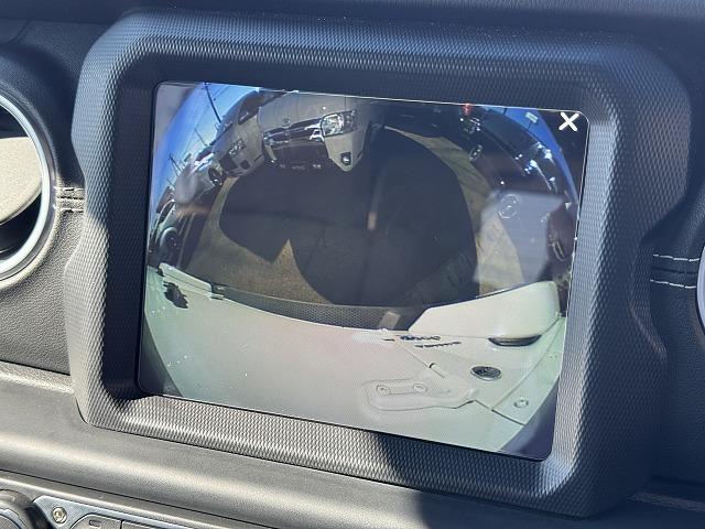 ジープ・ラングラーアンリミテッド サハラ　ＡｐｐｌｅＣａｒＰｌａｙ　ＡＬＰＩＮＥスピーカー　レーダークルーズコントロール　ブラインドスポットモニター　クリアランスソナー　革シート　シートヒーター　フロント・サイド・バックカメラ　ＡＣ１００Ｖ（12枚目）
