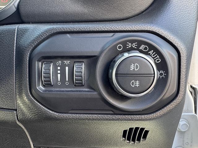 ジープ・ラングラーアンリミテッド サハラ　ＡｐｐｌｅＣａｒＰｌａｙ　ＡＬＰＩＮＥスピーカー　レーダークルーズコントロール　ブラインドスポットモニター　クリアランスソナー　革シート　シートヒーター　フロント・サイド・バックカメラ　ＡＣ１００Ｖ（16枚目）