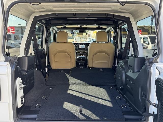 ジープ・ラングラーアンリミテッド サハラ　ＡｐｐｌｅＣａｒＰｌａｙ　ＡＬＰＩＮＥスピーカー　レーダークルーズコントロール　ブラインドスポットモニター　クリアランスソナー　革シート　シートヒーター　フロント・サイド・バックカメラ　ＡＣ１００Ｖ（17枚目）